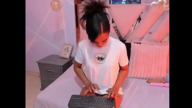 Image 6 of gletty_noa Stream on Chaturbate on 17 days ago