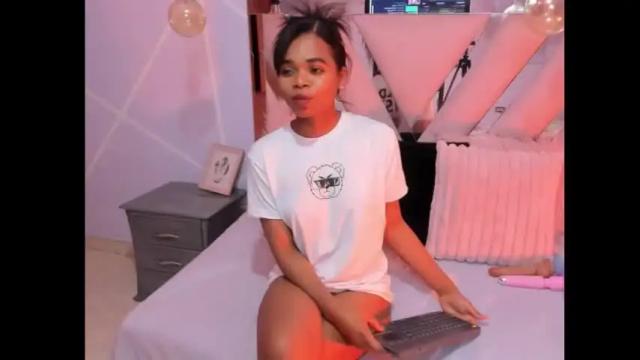 Image 7 of gletty_noa Stream on Chaturbate on 17 days ago