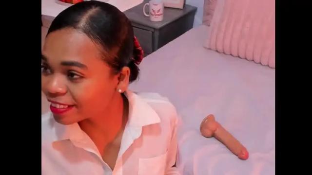Image 3 of gletty_noa Stream on Chaturbate on 16 days ago