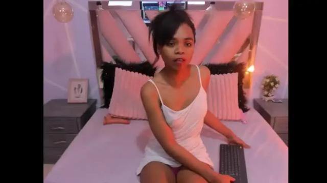 Image 3 of gletty_noa Stream on Chaturbate on 12 days ago
