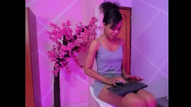Image 2 of gletty_noa Stream on Chaturbate on 6 days ago