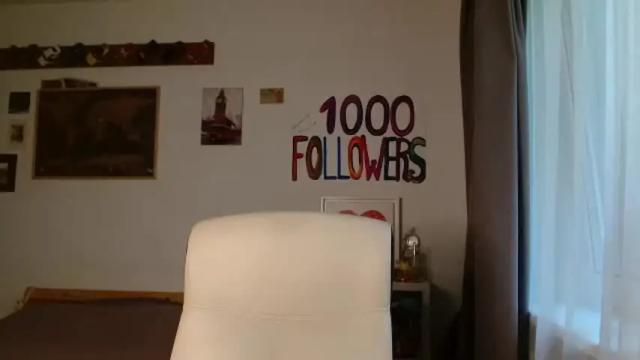 Image 3 of glitter_doll Stream on Chaturbate on 4 months ago