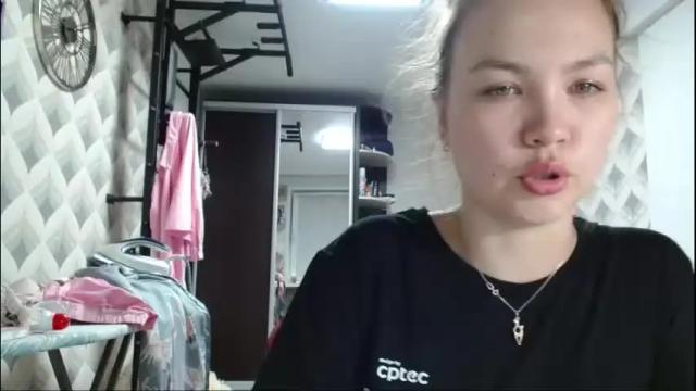 Image 3 of glitter_doll Stream on Chaturbate on 3 months ago