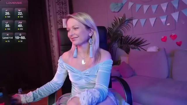 Image 11 of gloria_lovely Stream on Chaturbate on 15 months ago