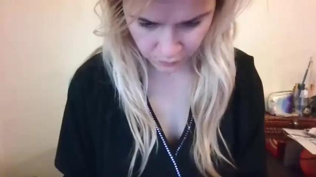 Image 2 of gloss___ Stream on Chaturbate on 16 months ago