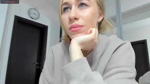 Image 10 of glowing_blonde Stream on Chaturbate on 15 months ago