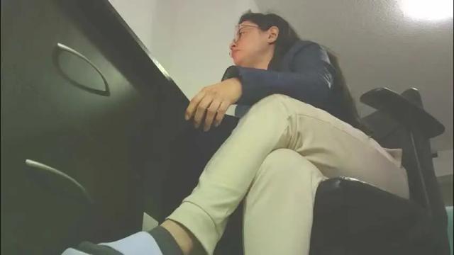 Image 3 of goddess_karla Stream on Chaturbate on 4 months ago