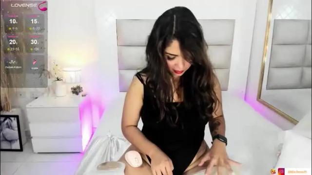 Image 3 of goddess_mia2 Stream on Chaturbate on 2 months ago