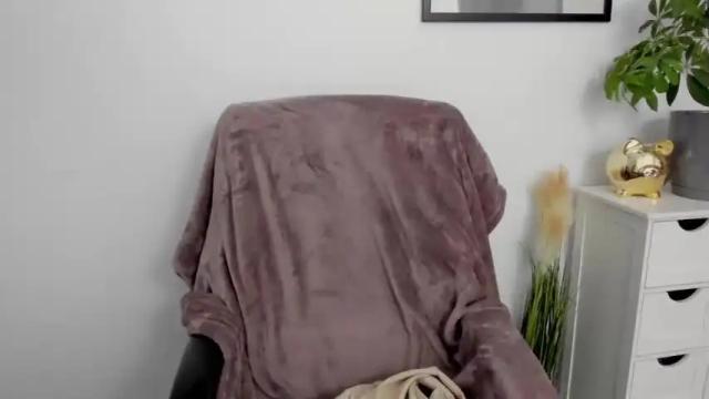 Image 11 of goddessmiaa Stream on Chaturbate on 16 months ago