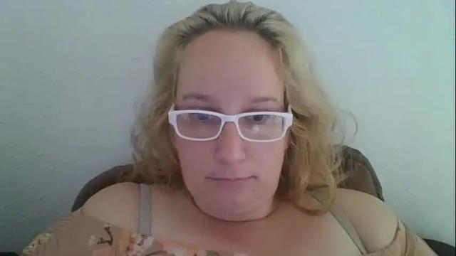 Image 4 of goddessmilfcrysyal Stream on Chaturbate on 17 months ago