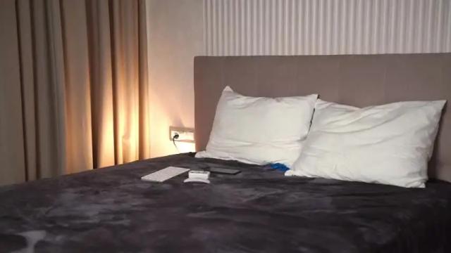 Image 10 of gold_blond Stream on Chaturbate on 1 month ago