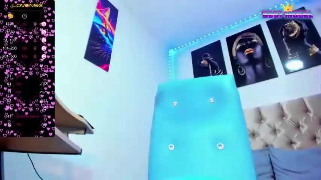 Image 2 of goldenhugecocktss Stream on Chaturbate on 14 months ago