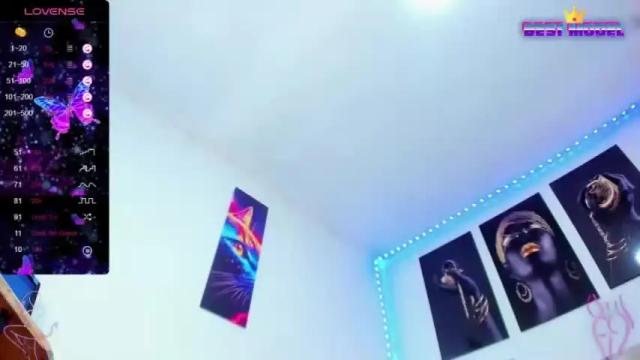 Image 7 of goldenhugecocktss Stream on Chaturbate on 14 months ago