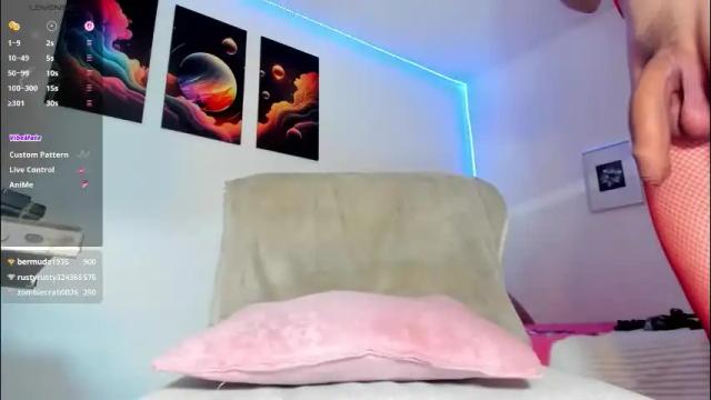 Image 12 of goldenhugecocktss Stream on Chaturbate on 3 months ago