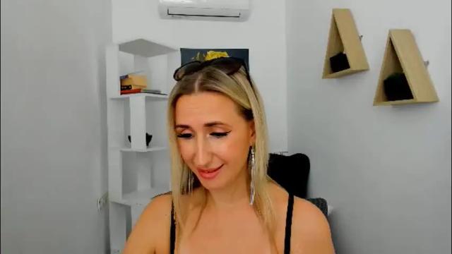 Image 11 of goldenlighte Stream on Chaturbate on 2 months ago