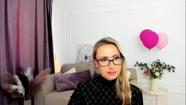 Image 2 of goldenlighte Stream on Chaturbate on 2 months ago