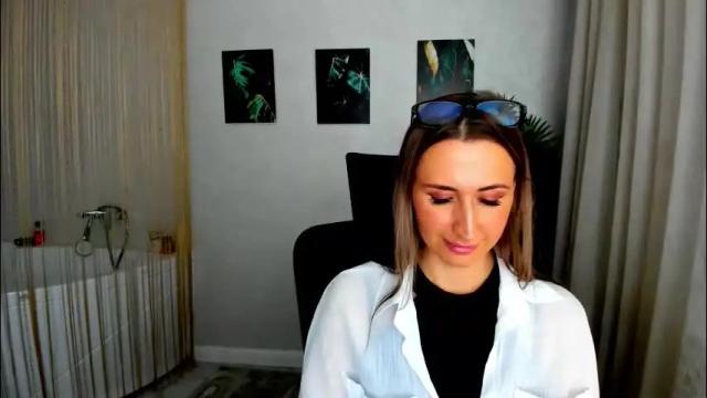 Image 3 of goldenlighte Stream on Chaturbate on 1 month ago