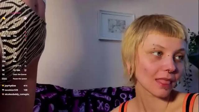 Image 4 of goldstar_girls Stream on Chaturbate on 1 month ago