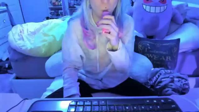 Image 12 of greeneyedlovexo Stream on Chaturbate on 16 months ago