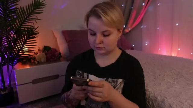 Image 3 of gwenhilton Stream on Chaturbate on 12 months ago