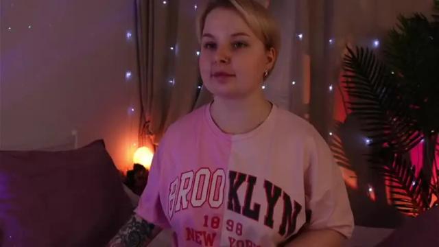 Image 2 of gwenhilton Stream on Chaturbate on 12 months ago