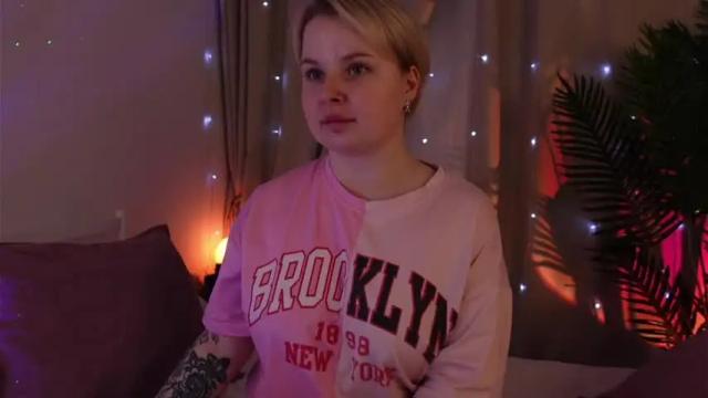 Image 7 of gwenhilton Stream on Chaturbate on 12 months ago