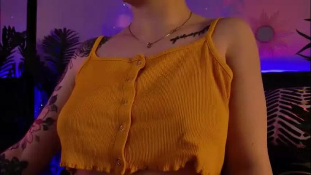 Image 11 of gwenhilton Stream on Chaturbate on 3 months ago