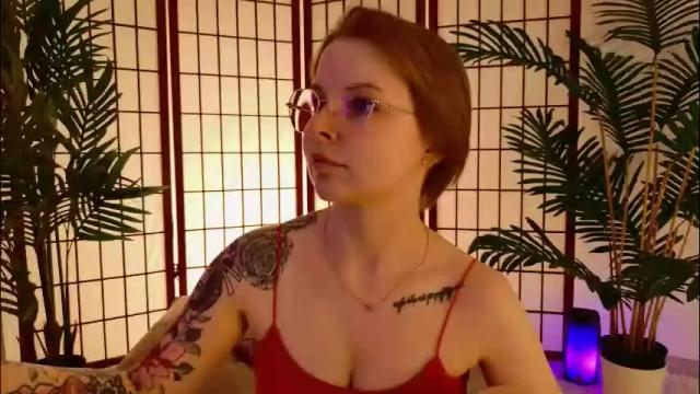 Image 4 of gwenhilton Stream on Chaturbate on 3 months ago