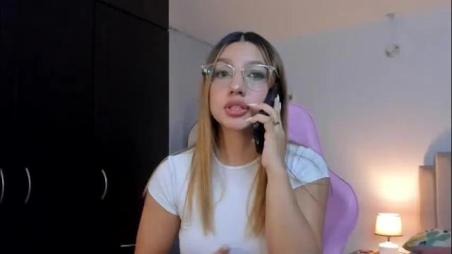 Image 2 of h3y_mia3 Stream on Chaturbate on 1 month ago