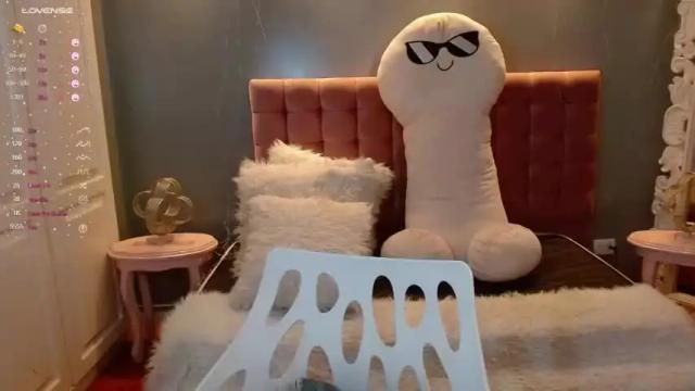 Image 8 of hallsred_rh Stream on Chaturbate on 14 months ago