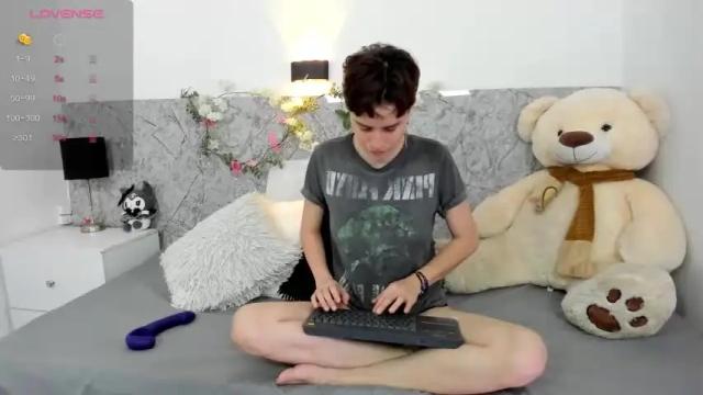 Image 11 of hally_lewis Stream on Chaturbate on 16 months ago