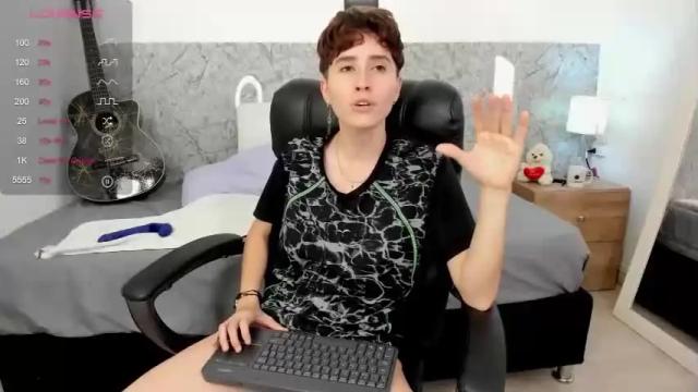 Image 3 of hally_lewis Stream on Chaturbate on 16 months ago