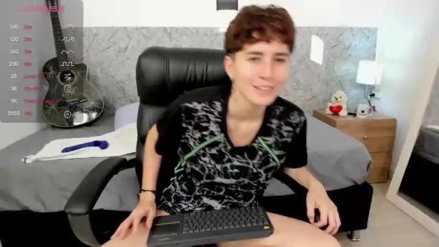 Image 6 of hally_lewis Stream on Chaturbate on 16 months ago