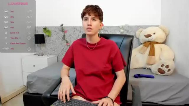 Image 12 of hally_lewis Stream on Chaturbate on 16 months ago