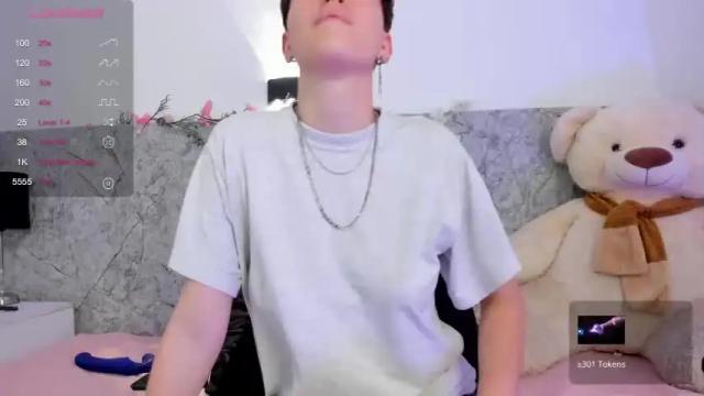 Image 12 of hally_lewis Stream on Chaturbate on 16 months ago
