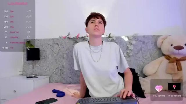 Image 3 of hally_lewis Stream on Chaturbate on 16 months ago
