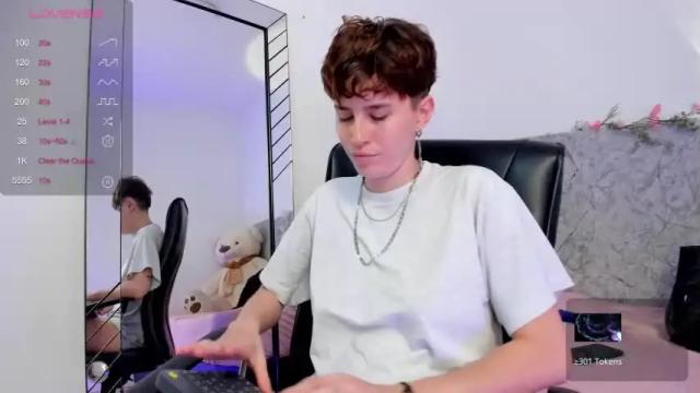 Image 7 of hally_lewis Stream on Chaturbate on 16 months ago