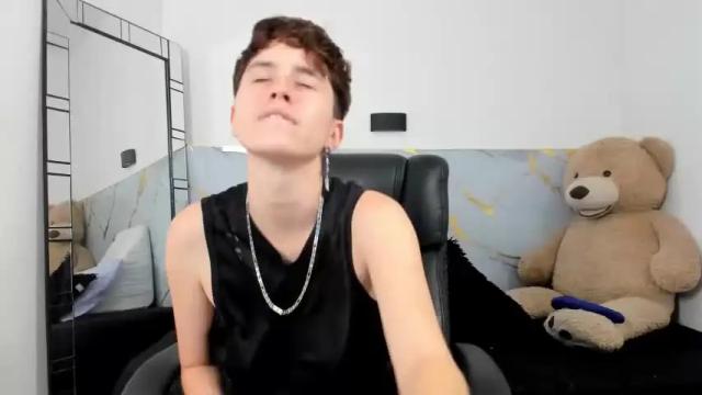Image 3 of hally_lewis Stream on Chaturbate on 16 months ago