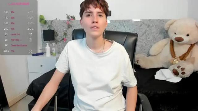 Image 10 of hally_lewis Stream on Chaturbate on 16 months ago