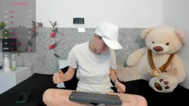 Image 2 of hally_lewis Stream on Chaturbate on 16 months ago