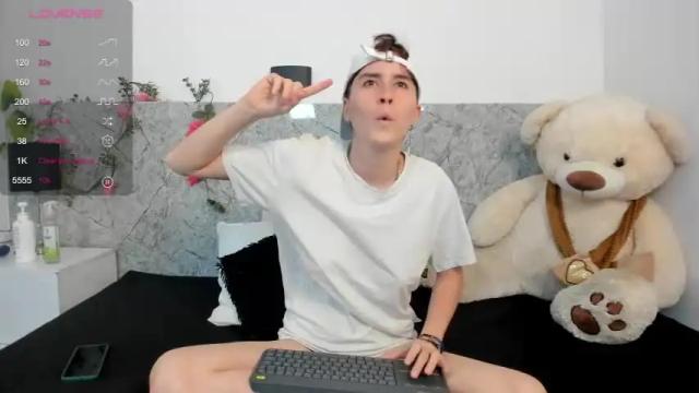 Image 3 of hally_lewis Stream on Chaturbate on 16 months ago