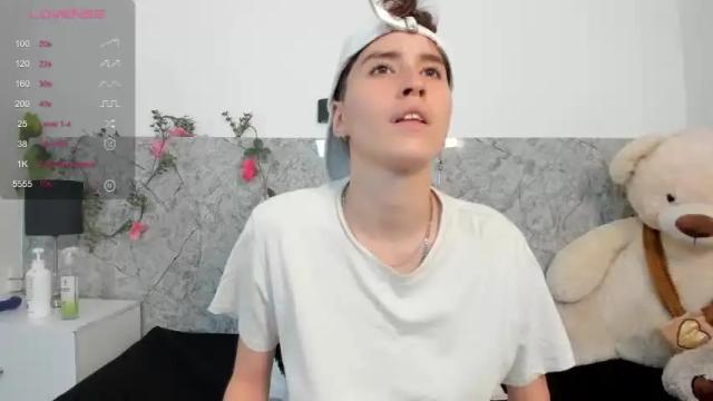 Image 4 of hally_lewis Stream on Chaturbate on 16 months ago