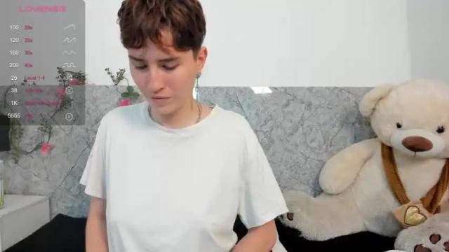 Image 8 of hally_lewis Stream on Chaturbate on 16 months ago
