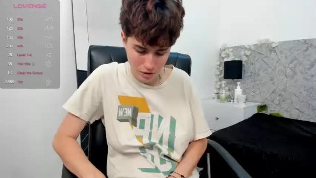 Image 12 of hally_lewis Stream on Chaturbate on 16 months ago