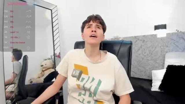 Image 2 of hally_lewis Stream on Chaturbate on 16 months ago
