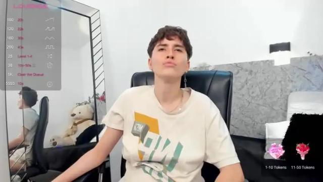Image 4 of hally_lewis Stream on Chaturbate on 16 months ago