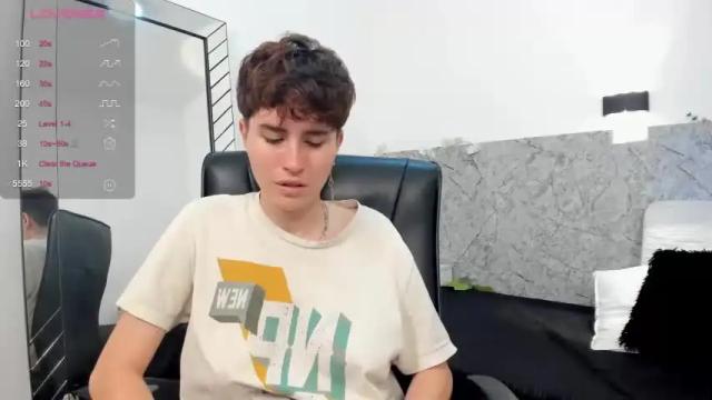Image 7 of hally_lewis Stream on Chaturbate on 16 months ago