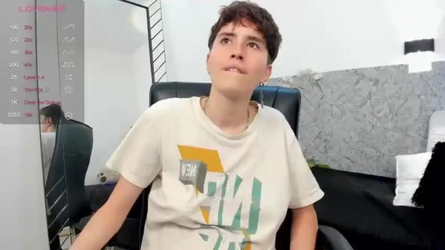 Image 8 of hally_lewis Stream on Chaturbate on 16 months ago