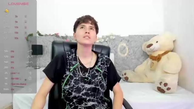 Image 12 of hally_lewis Stream on Chaturbate on 16 months ago