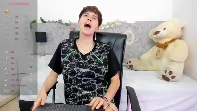 Image 3 of hally_lewis Stream on Chaturbate on 16 months ago
